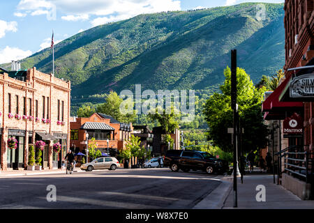 Aspen, USA - 27. Juni 2019: Stadt in Colorado mit retro Ziegelarchitektur in South Galena Street sonnigen Tag Stockfoto