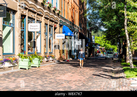 Aspen, USA - 27. Juni 2019: Stadt in Colorado mit Fußgängerzone in Luxus teuer berühmte Stadt im Sommer Tag Stockfoto