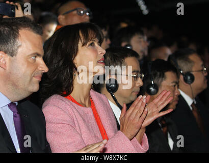 Die französische Schauspielerin Sophie Marceau, Mitte, applaudiert während einer Werbeveranstaltung für Citroen DS6 SUV in Peking, China, 27. September 2014. Stockfoto