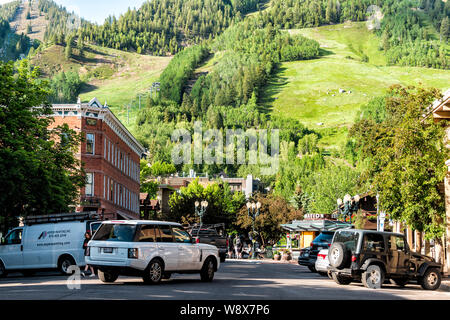 Aspen, USA - 27. Juni 2019: Stadt in Colorado mit Bergblick und retro Ziegelarchitektur in South Galena Street sonnigen Tag Stockfoto