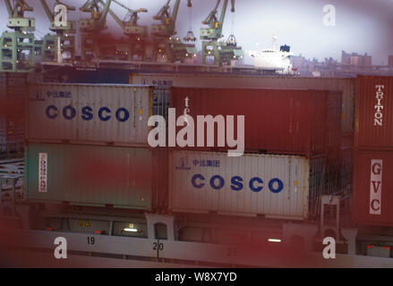 ---- Behälter der COSCO (China Ocean Shipping (Group) Company) und andere Reedereien sind im Hafen von Rizhao Rizhao in der Stadt gesehen, Ost-CH Stockfoto