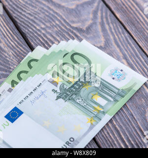 Euro Banknoten auf einem dunklen Hintergrund Stockfoto