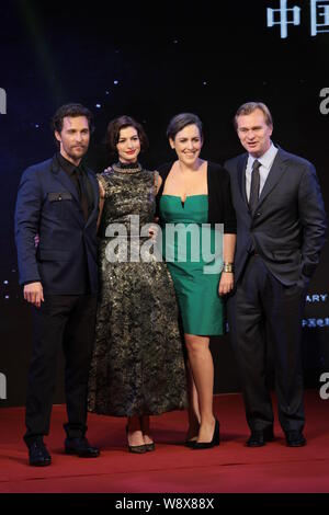 (Von links) amerikanische Schauspieler Matthew McConaughey, Schauspielerin Anne Hathaway, britische Filmproduzent Emma Thommas und Ihr Regisseur Mann Christopher Keine Stockfoto