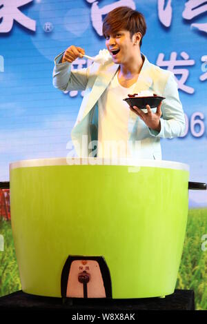 Taiwanesische Sänger und Schauspieler Lo stellt bei einer Werbeveranstaltung für Taiwan - style Box lunchpakete von FamilyMart in Shanghai, China, 6. Juni 2014. Stockfoto