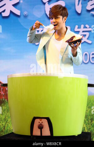 Taiwanesische Sänger und Schauspieler Lo stellt bei einer Werbeveranstaltung für Taiwan - style Box lunchpakete von FamilyMart in Shanghai, China, 6. Juni 2014. Stockfoto