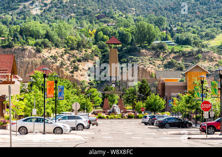 Glenwood Springs, USA - 29. Juni 2019: Einkaufszentrum Park Meadows Mall Gebäude in Colorado, in der Nähe von Roter Berg und geparkten Autos Stockfoto