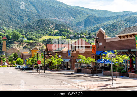Glenwood Springs, USA - 29. Juni 2019: Einkaufszentrum Park Meadows Mall Gebäude Stores in Colorado, in der Nähe von Roter Berg und geparkten Autos Stockfoto