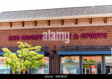 Glenwood Springs, USA - 29. Juni 2019: Einkaufszentrum Park Meadows Mall Gebäude Alkohol Laden namens Red Mountain Wein und Spirituosen in Kolorado Stadt Stockfoto