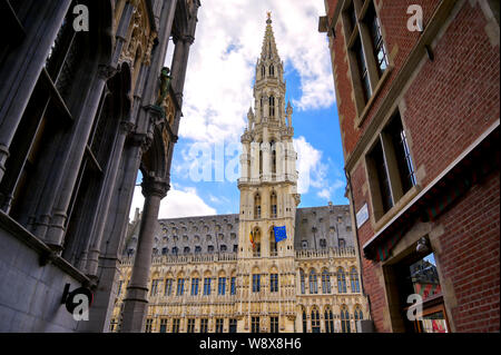 Das Rathaus der Stadt Brüssel ist ein gotisches Gebäude aus dem Mittelalter. Es liegt an der berühmten Grand Place in Brüssel, Belgien. Stockfoto