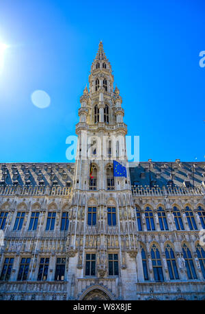 Das Rathaus der Stadt Brüssel ist ein gotisches Gebäude aus dem Mittelalter. Es liegt an der berühmten Grand Place in Brüssel, Belgien. Stockfoto