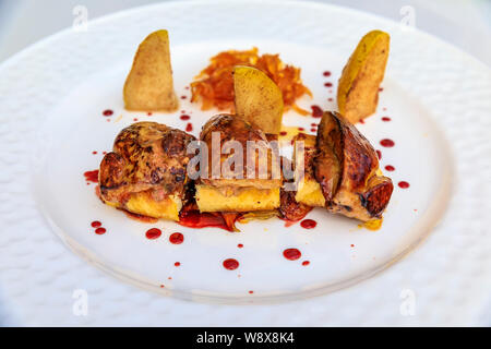 Pfanne gebratene Gänseleber Aperitif auf einer Brioche Toast, mit Birne, karamellisierten Zwiebeln und Marmelade zu einem Fine Dining al fresco Restaurant in Montenegro Stockfoto