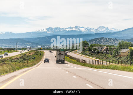 Gips, USA - 29. Juni 2019: Freeway Highway durch Colorado Städte mit Autos im Verkehr und Blick auf Schnee auf Rocky Mountains Stockfoto