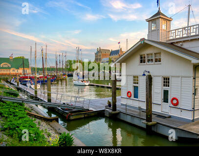 Schiffe angedockt, entlang der Kanäle in Rotterdam, Niederlande bei Sonnenuntergang. Stockfoto