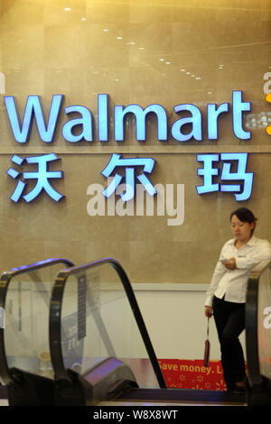 --FILE - ein chinesischer Kunde Geschäfte in einem Walmart Supermarkt in Shanghai, China, 8. Oktober 2013. Wal-Mart Stores Inc. sagte, daß es seine Ausgaben wird sich verdreifachen Stockfoto