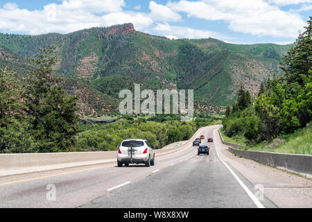 Basalt, USA - 29. Juni 2019: Straße Autobahn 82 nach Aspen, Colorado Stadt mit Autos im Verkehr und roten Bergen Stockfoto