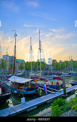 Schiffe angedockt, entlang der Kanäle in Rotterdam, Niederlande bei Sonnenuntergang. Stockfoto