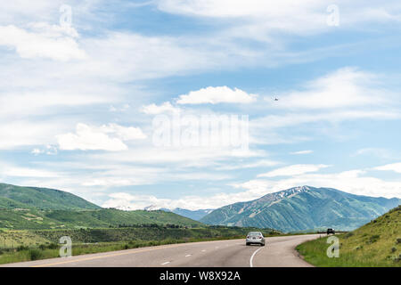 Basalt, USA - 29. Juni 2019: Straße Autobahn 82 nach Aspen, Colorado Stadt mit Autos im Verkehr und Gebirge Stockfoto