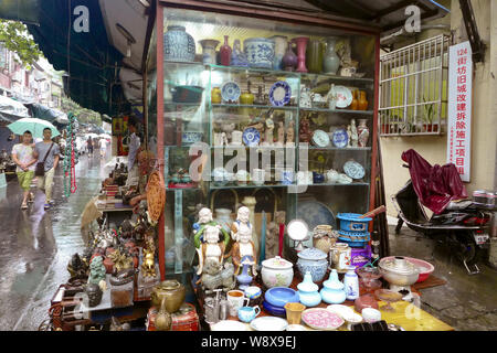 Fußgänger vorbei an Ständen und Geschäften an der Shanghai Dongtai Road Antique Market in Shanghai, China, 18. August 2014. Ein Antiquitäten Street Market pop Stockfoto