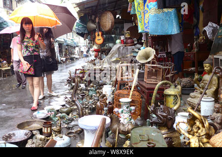 Besucher vorbei an Ständen und Geschäften an der Shanghai Dongtai Road Antique Market in Shanghai, China, 18. August 2014. Ein Antiquitäten Street Market Population Stockfoto