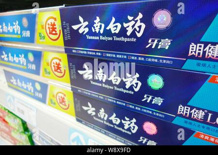 ---- Röhren von Yunnan Baiyao Zahnpasta von Yunnan Baiyao Gruppe sind für den Verkauf in einem Supermarkt in Nantong City, East China Jiangsu Provinz, 28. März Stockfoto