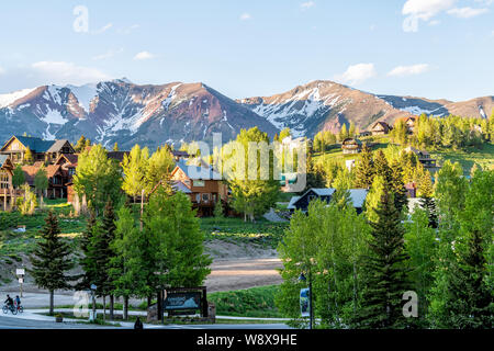 Mount Crested Butte, USA - Juni 21, 2019: Colorado Dorf im Sommer mit bunten Sonnenuntergang von Häusern auf Hügeln mit grünen Bäumen und Hauptstraße Straße Stockfoto