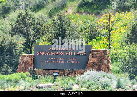 Aspen, USA - 29. Juni 2019: Brush Creek Road street in Snowmass Village, Colorado Stadt mit Willkommen Anmelden Stockfoto