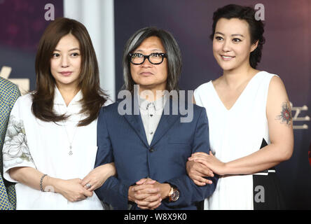 (Von links) chinesische Schauspielerin Zhao Wei, Hong Kong Regisseur Peter Chan und chinesische Schauspielerin Hao Lei stellen während einer Pressekonferenz den Abschluss zu markieren Stockfoto