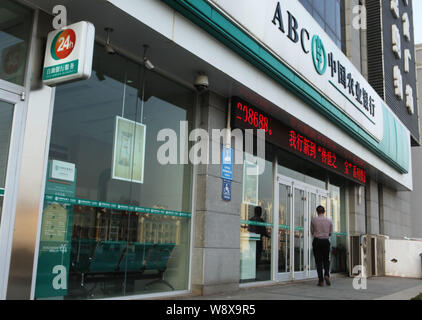 ---- Ein Kunde geht auf eine Niederlassung von ABC (Agricultural Bank of China) im Osten der Stadt Rizhao, China Provinz Shandong, 29. April 2014. China Stockfoto