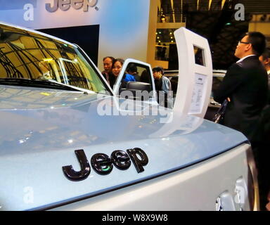 ---- Leute besuchen Sie den Stand der Marke Jeep während des 15 Shanghai Internationalen Automobil- Ausstellung, bekannt als Auto Shanghai 2013 in Shanghai Stockfoto