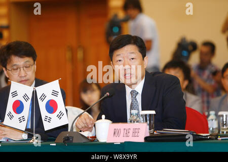 Woo Tae-Hee, rechts, Assistant commerce Minister für das Südkoreanische Ministerium für Handel, Industrie und Energie spricht an der fünften Runde der Chinesisch-japanische - Korea Stockfoto