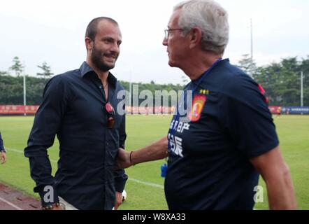 Fußballspieler Alberto Gilardino, Links, Gespräche mit Head Coach Marcello Lippi von China Guangzhou Evergrande Taobao FC als Gilardino besucht die Trai Stockfoto