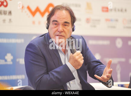 Amerikanische Regisseur Oliver Stone spricht während des Sino-Foreign Film Co-production Forum der 4. Beijing International Film Festival in Peking, Stockfoto