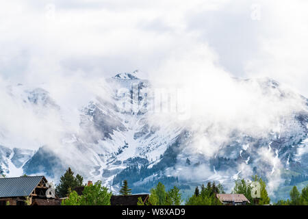 Mt Crested Butte Colorado Stadt im Sommer mit Wolken und Nebel Nebel Sonnenaufgang morgen und Häuser auf Hügeln mit grünen Bäumen, Stockfoto