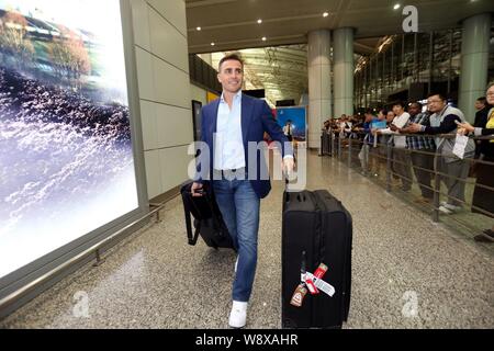 Neuer Head Coach Fabio Cannavaro, der von China Guangzhou Evergrande Taobao FC lächelt nach Ankunft auf dem Internationalen Flughafen Guangzhou Baiyun in Guangz Stockfoto