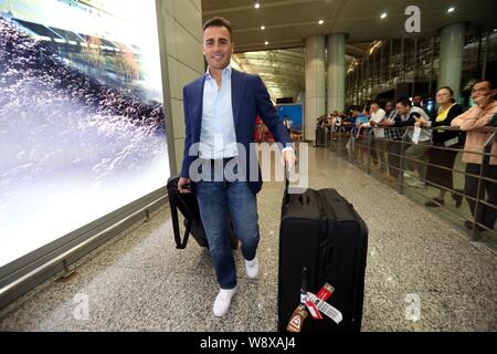 Neuer Head Coach Fabio Cannavaro, der von China Guangzhou Evergrande Taobao FC lächelt nach Ankunft auf dem Internationalen Flughafen Guangzhou Baiyun in Guangz Stockfoto