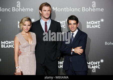 Australische Schauspieler Chris Hemsworth, Mitte und seine spanische Schauspielerin Frau Elsa Pataky, Links, Pose mit einer Führungskraft auf dem roten Teppich, wie sie für Ankommen Stockfoto