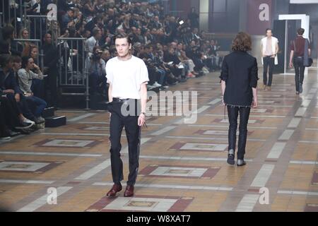 Modelle zeigen neue Kreationen bei Lanvin Fashion Show im Frühjahr/Sommer 2015 Paris Mens Fashion Week in Paris, Frankreich, 29. Juni 2014. Stockfoto