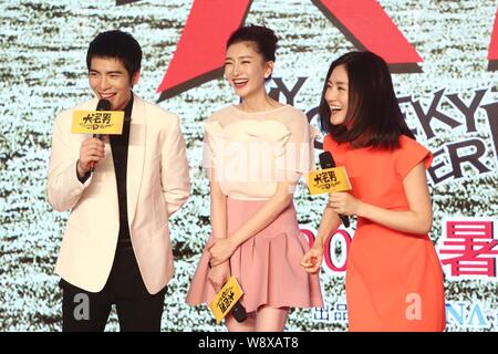 (Von links) Taiwanesische Sängerin Jam Hsiao, chinesische Schauspielerin Jiang Shuying und TV hostess Xie Na Lächeln während einer Pressekonferenz für Ihren Film, meine Geeky Stockfoto