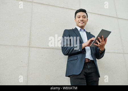 Geschäftsmann mit Tablet-computer Stockfoto