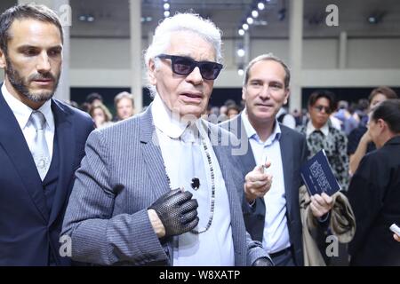 Deutsche Modedesigner Karl Lagerfeld, Mitte, wird dargestellt, bei Dior Homme Fashion Show im Frühjahr/Sommer 2015 Paris Mens Fashion Week in Paris, Stockfoto