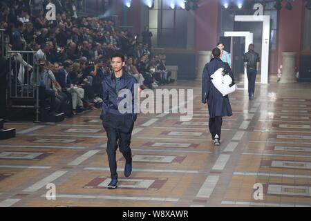 Modelle zeigen neue Kreationen bei Lanvin Fashion Show im Frühjahr/Sommer 2015 Paris Mens Fashion Week in Paris, Frankreich, 29. Juni 2014. Stockfoto