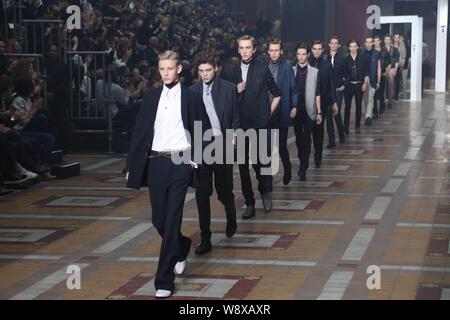 Modelle zeigen neue Kreationen bei Lanvin Fashion Show im Frühjahr/Sommer 2015 Paris Mens Fashion Week in Paris, Frankreich, 29. Juni 2014. Stockfoto