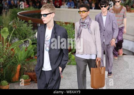 Modelle zeigen neue Kreationen bei Paul Smith Fashion Show im Frühjahr/Sommer 2015 Paris Mens Fashion Week in Paris, Frankreich, 29. Juni 2014. Stockfoto