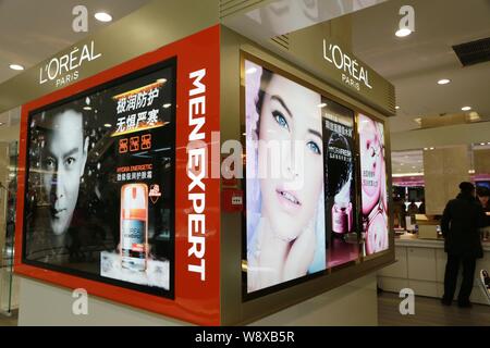 ---- Werbung für LOreal Paris Kosmetik und Hautpflegeprodukte dargestellt in einem Einkaufszentrum der Stadt Xuchang sind Zentrale China Provinz Henan Stockfoto