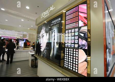 ------ Kunden shop für LOreal Paris Kosmetik und Hautpflegeprodukte in einem Einkaufszentrum in der Stadt Xuchang, Zentrale China Provinz Henan, 5. Februar Stockfoto