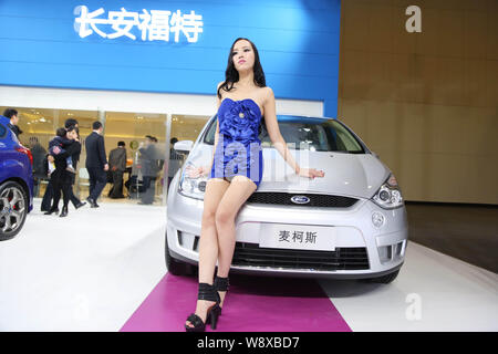 ---- Ein Modell stellt mit einem Ford S-MAX bei einem Auto Show in Zhengzhou City, Central China Provinz Henan, 6. November 2013. Ford Motor Co. auf Di Stockfoto