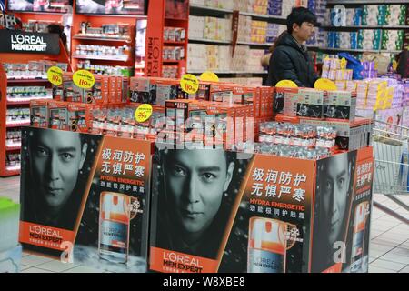 ---- LOreal Paris Kosmetik und Hautpflege Produkte sind für den Verkauf in einem Supermarkt in der Stadt Xuchang, Zentrale China Provinz Henan, 29. Dezember 2013. Stockfoto