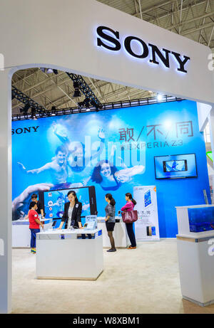 ---- Leute besuchen Sie den Stand von Sony während der PT/EXPO COMM China 2014 in Peking, China, 27. September 2014. Die chinesische Niederlassung der japanischen Cons Stockfoto