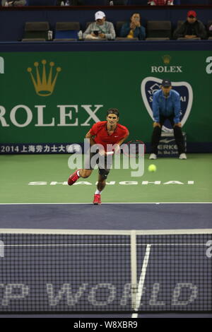 Roger Federer von der Schweiz bereitet einen Schuß zu Novak Djokovic aus Serbien im Halbfinale der Männer singles während der 2014 Shanghai Ro zurückzukehren Stockfoto