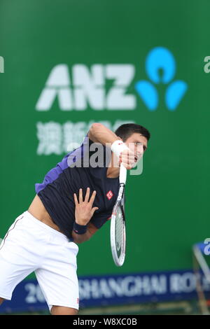 Novak Djokovic aus Serbien bereitet einen Schuß während einer Trainingseinheit für das Shanghai Rolex Masters Tennis Turnier 2014 in Shanghai, China zurückzukehren, Stockfoto